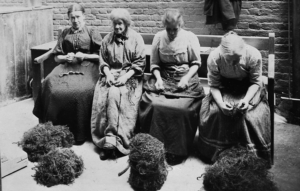 Women picking oakum